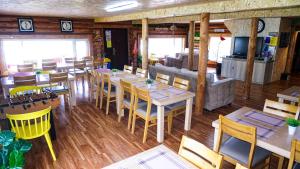 un restaurant vide avec des tables et des chaises en bois dans l'établissement Khun Odod Resort, Khuvsgul province Mongolia, 