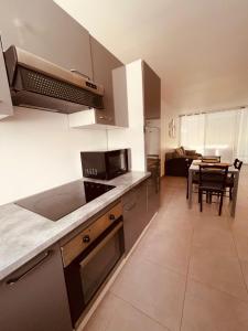 Kuchyň nebo kuchyňský kout v ubytování Magnifique appartement proche de la mer