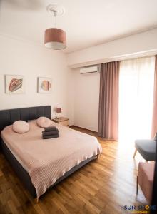sypialnia z łóżkiem i krzesłem w obiekcie Explore Greece from Comfortable City Centre Apartment w Chalkidzie