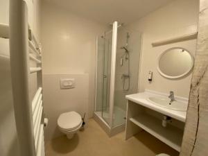 uma casa de banho com um WC, um lavatório e um chuveiro em La Ferme Du Blanchot em Crossac