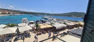 uma vista para uma marina com barcos na água em Apartment Riva Primošten em Primošten