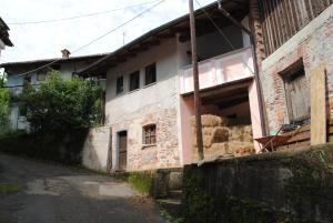 an old brick building with a window on the side of it at Agriturismo I Sette Raggi in Ailoche