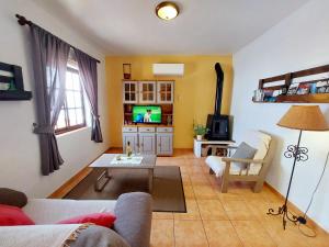 een woonkamer met een bank en een tv bij Fuente Abreu in Barlovento