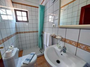 łazienka z umywalką, toaletą i lustrem w obiekcie Fuente Abreu w mieście Barlovento