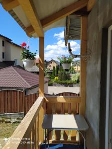 une terrasse couverte avec une table et une chaise sur un balcon dans l'établissement Good House, à Slavsko