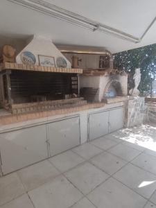 una cucina con forno a legna in una stanza di Alex apartments relax a Agia Marina Mikrolimanou