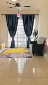 - un salon avec des rideaux bleus et un canapé dans l'établissement HOMESTAY DOABONDA, à Kajang