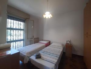 チェゼナーティコにあるCasa Cesenaticoのベッド2台と窓が備わる小さな客室です。
