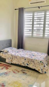 - une chambre avec un lit et une fenêtre dans l'établissement HOMESTAY DOABONDA, à Kajang