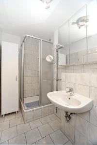 bagno con lavandino e doccia di FeWo Nr 1 Blumenstr a Zinnowitz