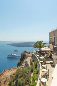 フィラにあるAnthos Caldera Suitesのホテルのバルコニーから海の景色を望めます。