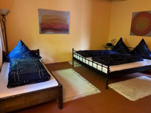 2 camas en una habitación con 2 alfombras en GENSLEITEN, en Reut