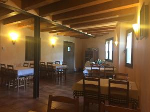 Reštaurácia alebo iné gastronomické zariadenie v ubytovaní Lo Paller de Roc