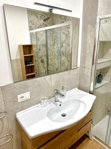 La salle de bains est pourvue d'un lavabo et d'un miroir. dans l'établissement Jasmine Station - CINQUE TERRE, à La Spezia
