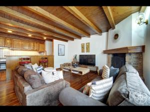 a large living room with couches and a fireplace at BARICAUBA de Alma de Nieve in Bagergue