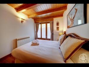 a bedroom with a large bed with a wooden ceiling at BARICAUBA de Alma de Nieve in Bagergue