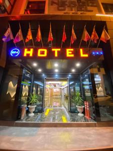 neon sign in the window of a hotel w obiekcie Grand Nergiz Otel w mieście Antalya