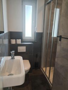 een badkamer met een toilet, een wastafel en een douche bij ADAM Gästehaus in Sülzetal +18 foto's