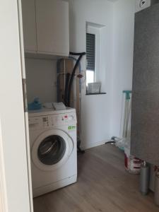 een wasmachine en droger in een kleine kamer bij ADAM Gästehaus in Sülzetal