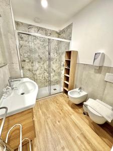 La salle de bains est pourvue d'un lavabo, d'une douche et de toilettes. dans l'établissement Jasmine Station - CINQUE TERRE, à La Spezia