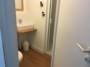 La salle de bains est pourvue d'un lavabo et de toilettes. dans l'établissement Centre de Vacances CPCV Normandie à 50 metres de la plage de Houlgate, à Houlgate