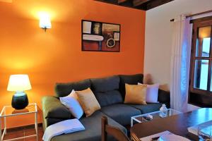 uma sala de estar com um sofá e uma mesa em Casa La Molina- A em Triquivijate