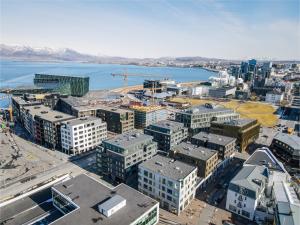 uma vista aérea de uma cidade com uma massa de água em Venture Vacations - Rooftop Patio em Reykjavík