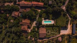 una vista aérea de una casa con patio en Borgo De Salaioli, en Scansano