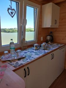 uma cozinha com um balcão e duas janelas em Mobile Tinyhouse by Wolfsberger 