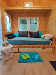 um quarto com um grande sofá num chalé de madeira em Mobile Tinyhouse by Wolfsberger 