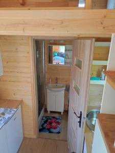 A kitchen or kitchenette at Mobile Tinyhouse 2 by Wolfsberger
