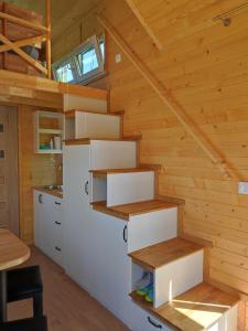 una cocina en una cabaña de madera con paredes de madera en Mobile Tinyhouse 2 by Wolfsberger, 