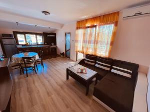 - un salon avec un canapé et une table dans l'établissement Kastela Guest House, à Tchernomorets