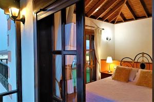 um quarto com uma cama e uma janela em Casa La Molina- A em Triquivijate