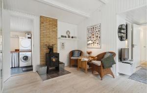 Η κουζίνα ή μικρή κουζίνα στο Nice Home In Ålbæk With Wifi