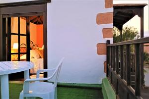 1 dormitorio y patio con mesa y sillas. en Casa La Molina- A, en Triquivijate