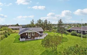 GrønhøjにあるAwesome Home In Lkken With Wifiの庭付きの家屋の空中風景