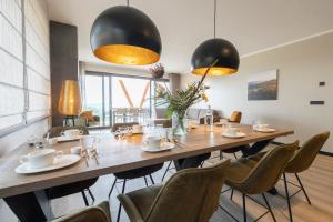 uma sala de jantar com uma grande mesa de madeira e cadeiras em Weitblick Winterberg em Winterberg