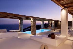 Bazén v ubytování Villa La Piscine Mykonos nebo v jeho okolí