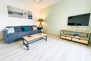 - un salon avec un canapé bleu et une table dans l'établissement Terrace on Montbonnot - INOVALLÉE #FR, à Montbonnot-Saint-Martin