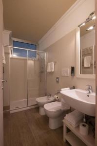 La salle de bains est pourvue de toilettes, d'un lavabo et d'une douche. dans l'établissement Bed Bra, à Vérone