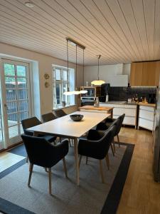uma cozinha e sala de jantar com mesa e cadeiras em Jelling em Jelling