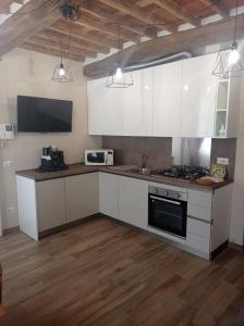 Kuchyň nebo kuchyňský kout v ubytování Monolocale Lucca PellegriniLittleHouse