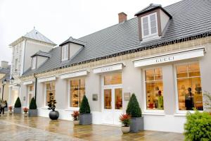 a store front with potted trees in front of it at Séjour en famille ou amis à Disneyland & Paris in Lognes