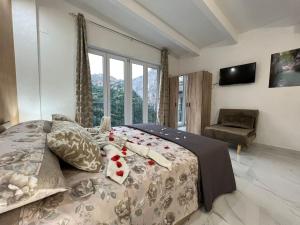 1 dormitorio con 1 cama, 1 silla y 1 ventana en L'oasi del raganello, en Civita