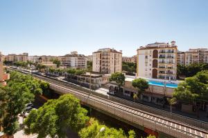 widok na miasto z budynkami i torami kolejowymi w obiekcie BOLICHES CENTER APARTMENT next to the BEACH, PARKING, POOL & TERRACE w mieście Fuengirola