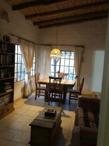 een woonkamer met een eettafel en stoelen bij casaglo in Maimará