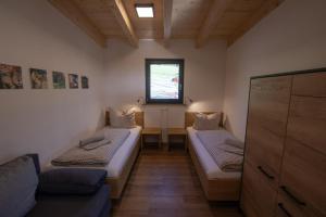 a room with two beds and a window at An Webers Stoag in Geisingen