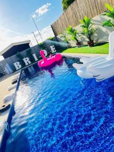 una piscina con un flotador rosa en el agua en אחוזת נווה גד en Telamim