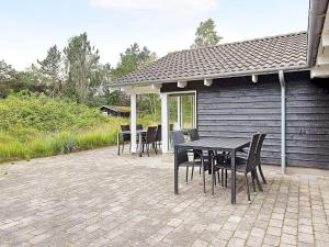 Hedensted - Nordjyllandにある10 person holiday home in lb kのパティオ(テーブル、椅子付)